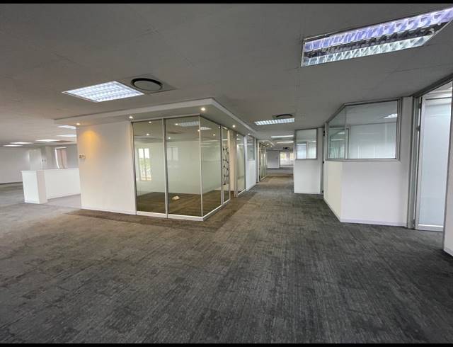 2,422M² OFFICE FOR SALE IN BRYANSTON